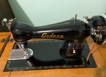 Teleguia Vendo maquina de coser Godeco a pedal con mueble, funcionando perfecto Tel.2262-322999