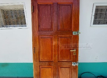 Teleguia Vendo puerta de madera de Nogal Marca Oblac con 3 cerraduras y 4 copias de llaves $75.000 Medida 89x2.06 Tel.2262-631000