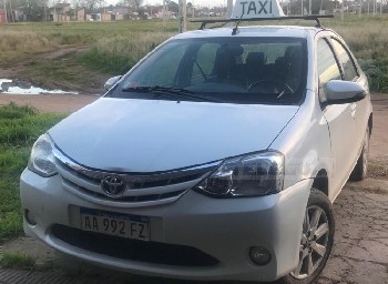 Teleguia Vendo Toyota Etios xls Mod.2017 con 100.000 kmts y licencia de taxi paradas Av 2 esq. 83 y hospital. $5.500.000  Tel.2262-651085