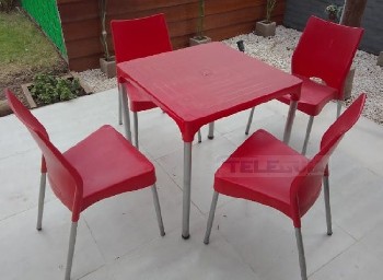 Teleguia Mesa de 70x70 y sillas de plastico y hierro nuevas sin uso $140.000 Tel.2262-563983